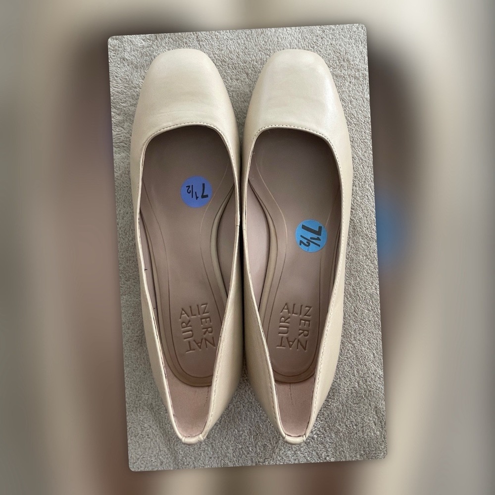 Naturalizer Women's Nude Leather Slip On Flats Size 7.5W Comfort Shoes